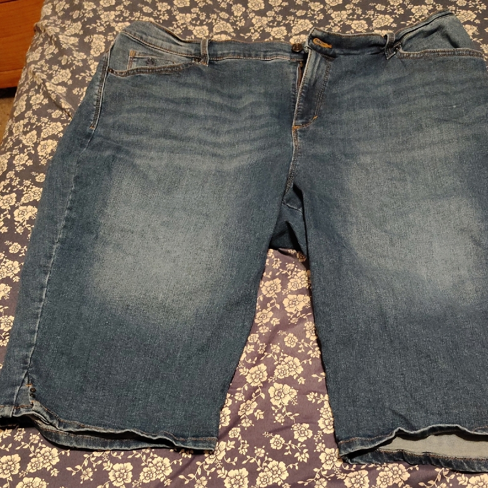 Gloria Vanderbilt Midwash Blue Denim Capris